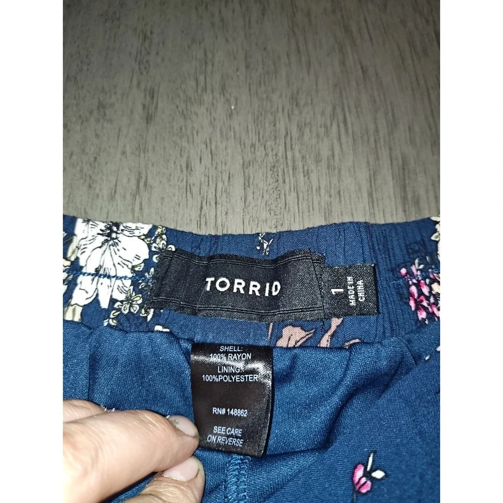 Torrid Woman's floral shorts,Inner Lined,Plus Size 1 - Picture 3 of 9